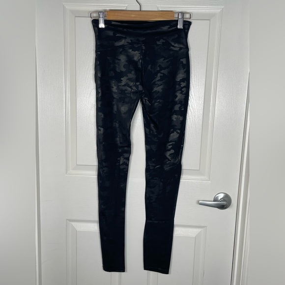 Spanx Faux Leather Leggings - Matte Black Camo Size Medium - Picture 15 of 15